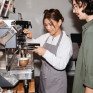 Бартендер готовит коктейль с кофе и апельсином в уютном баре - превью 1