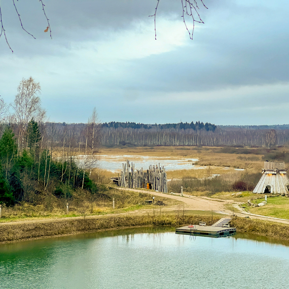 У tranquil lake with wooden structures and forested landscape in late autumn near a rural area in Russia. Фото 36