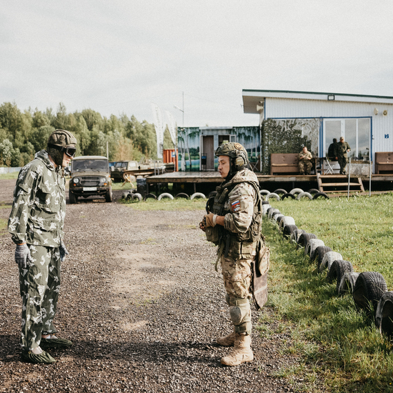 Военные в камуфляже общаются на базе в лесу в преддверии тренировок. Фото 23