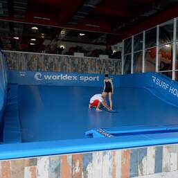 Катание на искусственной волне SurfHouse