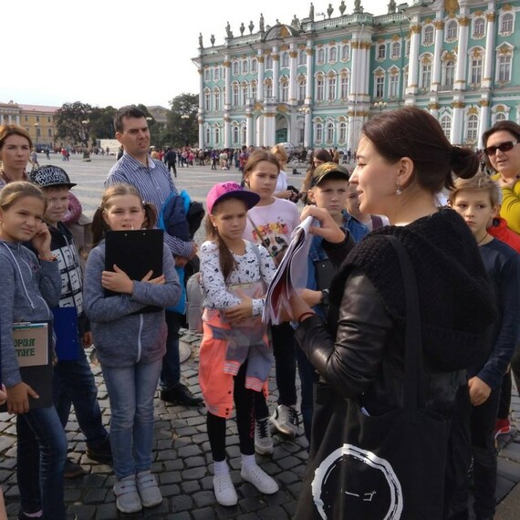 Экскурсия для школьников у Эрмитажа в Санкт-Петербурге на солнечном дне. Фото 7