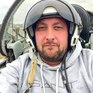 Мужчина в шлеме летчика во время подготовки к полету на самолете - превью 1