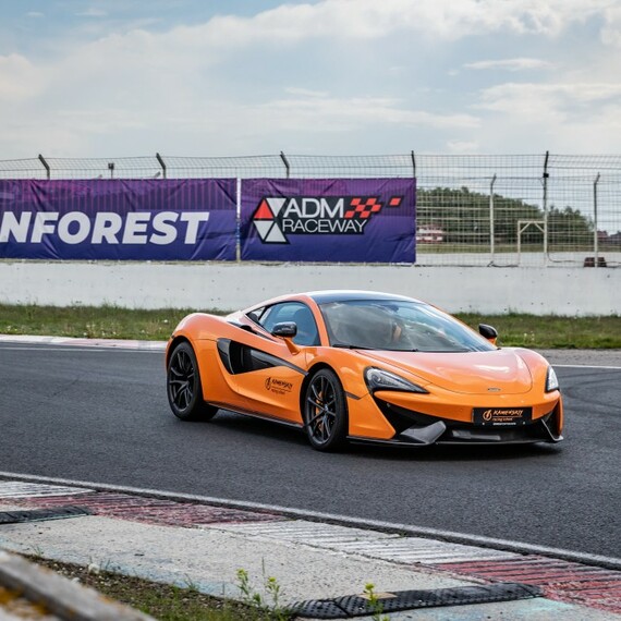 Спортивный автомобиль McLaren на трассе ADM Raceway в соревновании на скорости