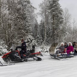 По зимней Карелии на современных санях за снегоходом