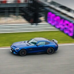 Заезд на спорткаре Mercedes AMG GT-R на гоночном треке