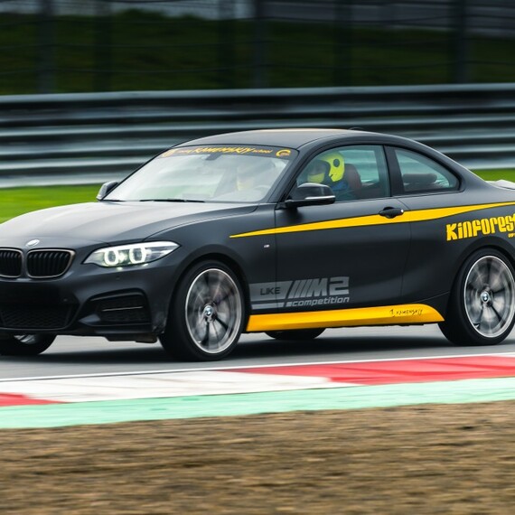 Заезд на спорткаре BMW M240 на гоночном треке