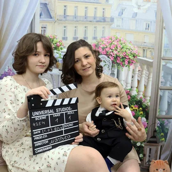 Мать с ребенком и подростком на фоне декораций с киносъемками в домашней обстановке. Фото 8