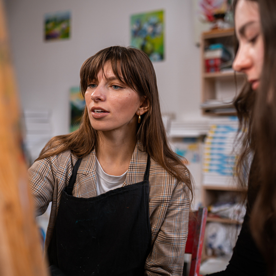 Художница обучает ученицу рисованию в студии искусства в дневное время. Фото 8