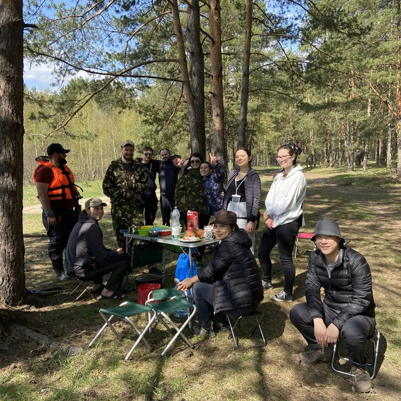 Группа людей на прогулке на природе, готовящих еду и отдыхающих в солнечный день. Фото 7