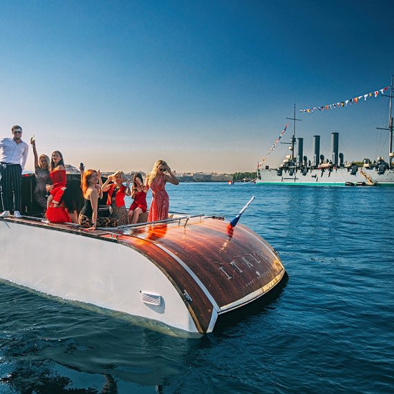 Летняя вечеринка на лодке в городе у моря с друзьями