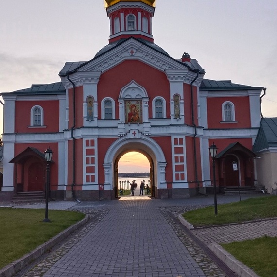 Вечерняя прогулка к монастырю на берегу реки, освещённый закатом, в тихом пригороде. Фото 11