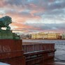 Лев на набережной реки Невы на фоне зимнего заката в Санкт-Петербурге - превью 1