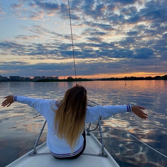 Уютная прогулка на лодке по спокойной воде под красивым вечерним небом. Фото 12