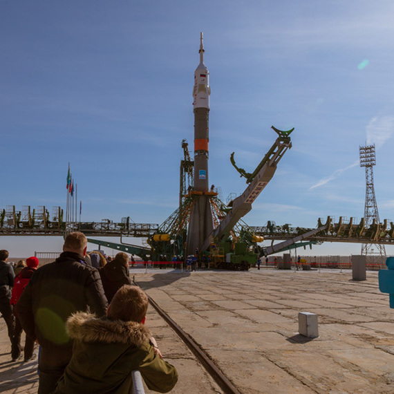 Запуск ракеты с космодрома Байконур в ясный зимний день, зрители наблюдают с площадки. Фото 36