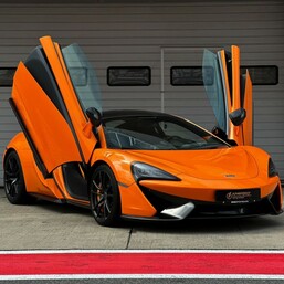 Заезд на спорткаре McLaren 570S на гоночном треке