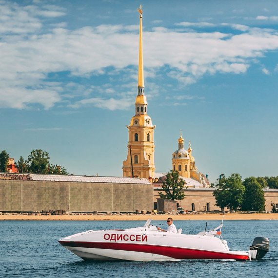 Моторная лодка проходит мимо Петропавловской крепости в Санкт-Петербурге. Фото 5