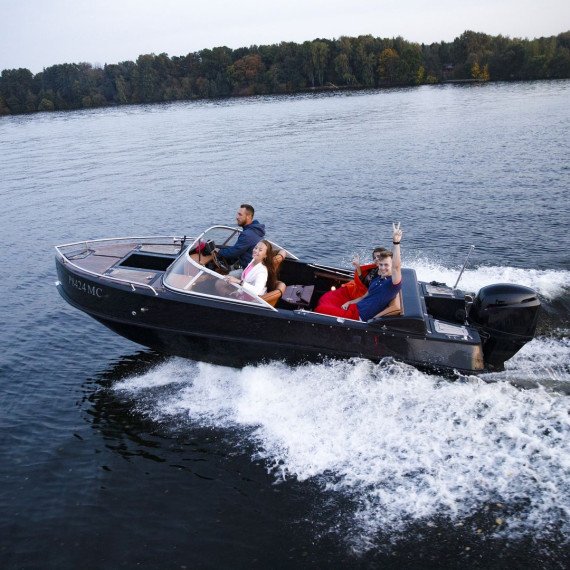 Группа людей на лодке на реке в летнее время. Главное фото