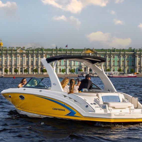 Поездка на лодке по реке в Санкт-Петербурге с друзьями и видом на Эрмитаж