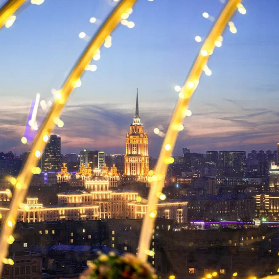 Вечерний вид на Москву с иллюминацией, освещающие площадь и здания, на фоне заката. Фото 14