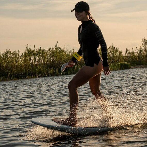 Серфинг на спокойных водах у побережья в вечернее время. Фото 12