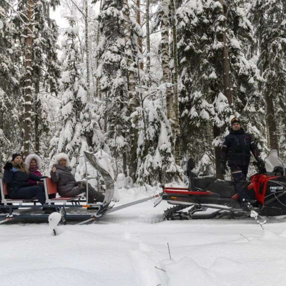 По зимней Карелии на современных санях за снегоходом - изображение 1