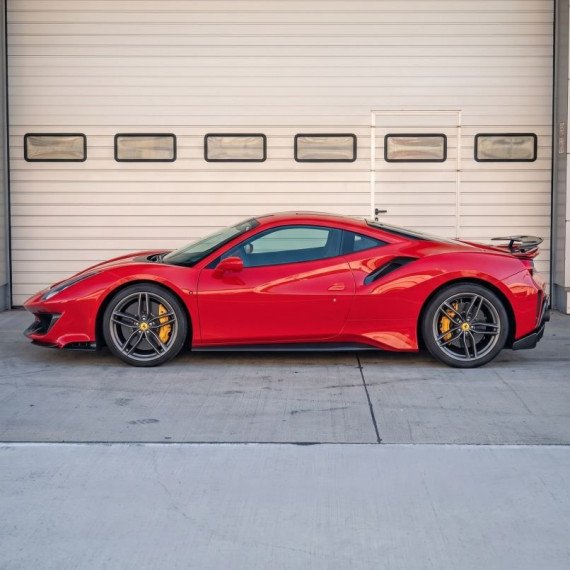 Заезд на спорткаре Ferrari 488 GTB на гоночном треке