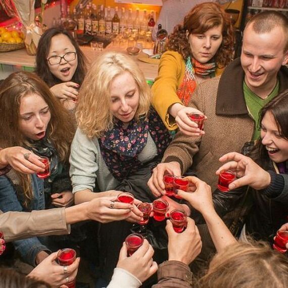 Вечеринка с друзьями в баре, где люди поднимают бокалы с настойкой в празднике дружбы и веселья. Фото 6