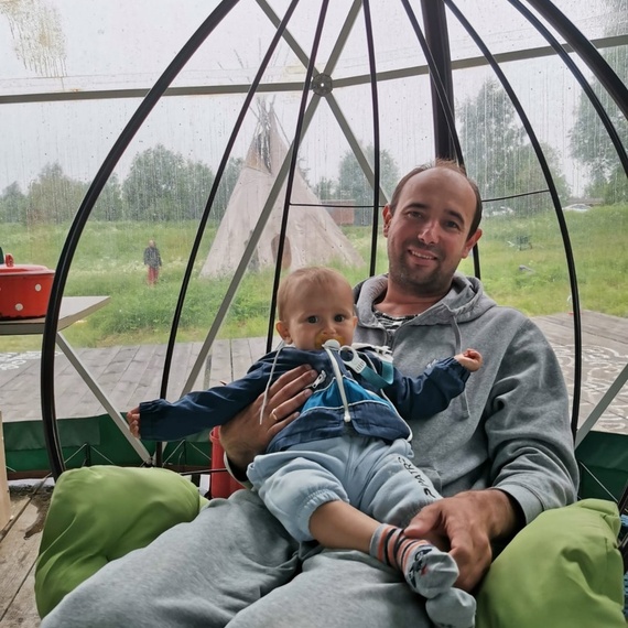 Отец с ребенком на природе в уютном гамаке, наслаждаясь свободным временем в зеленом окружении лагеря. Фото 17