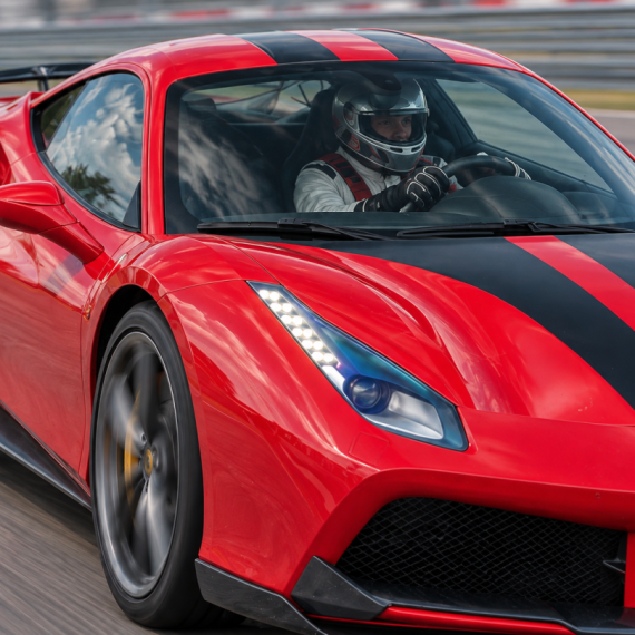 Заезд на спорткаре Ferrari 488 GTB на гоночном треке