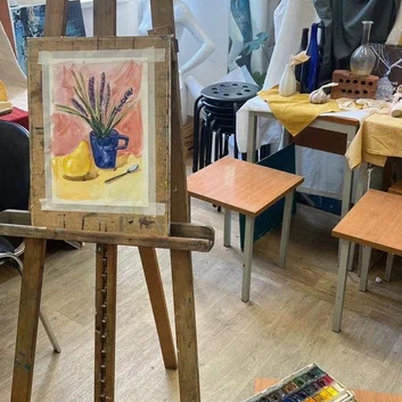 В художественной мастерской весной художник создает натюрморт с фруктами и цветами. Фото 11