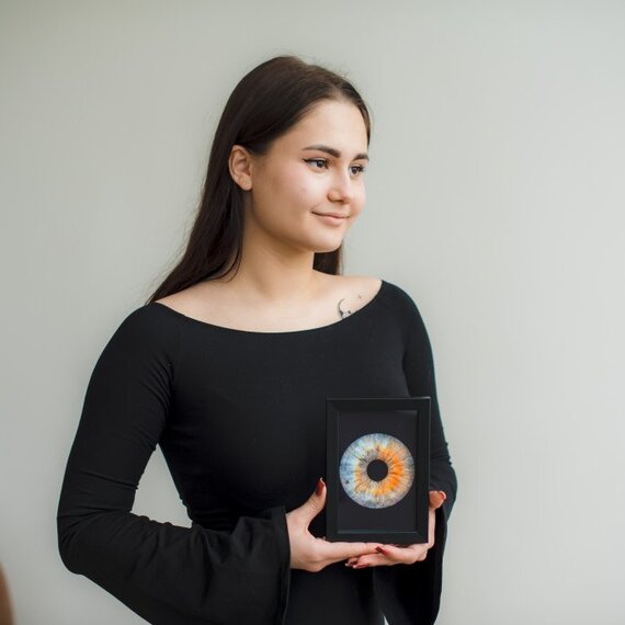 Фотография радужки глаза в рамке. Главное фото