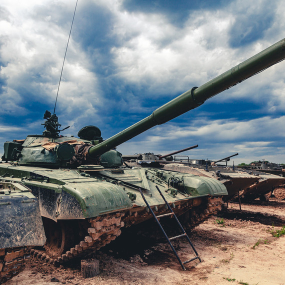 Танки стоят на военной базе в открытой местности под облачным небом. Фото 19