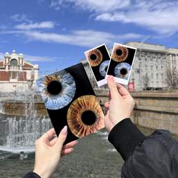 Фотография радужки в рамке