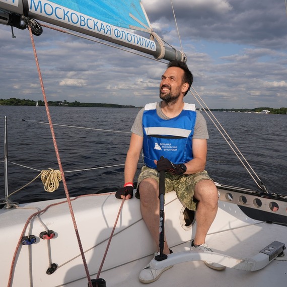 Мужчина управляет парусной лодкой на московском водоеме в ясный день. Фото 15