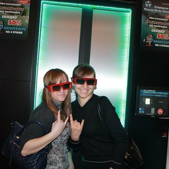 Две девушки в специальных очках для 3D аттракциона в развлекательном центре в Москве Две девушки в специальных очках для 3D аттракциона в развлекательном центре в Москве