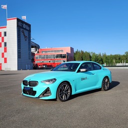 Заезд на спорткаре BMW M240 на гоночном треке
