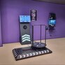 Просторный зал для игр с виртуальной реальностью с оборудованием и удобной зоной отдыха - превью 1