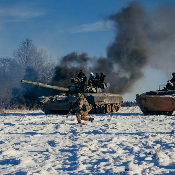 Военные учения с танками и бронетранспортерами зимой на заснеженной местности с дымом. Фото 17