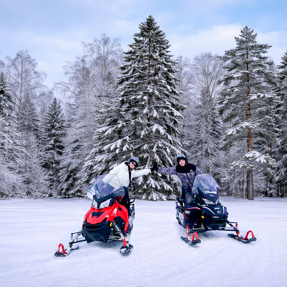 Зимний экстрим - катание на мощном канадском снегоходе. Главное фото