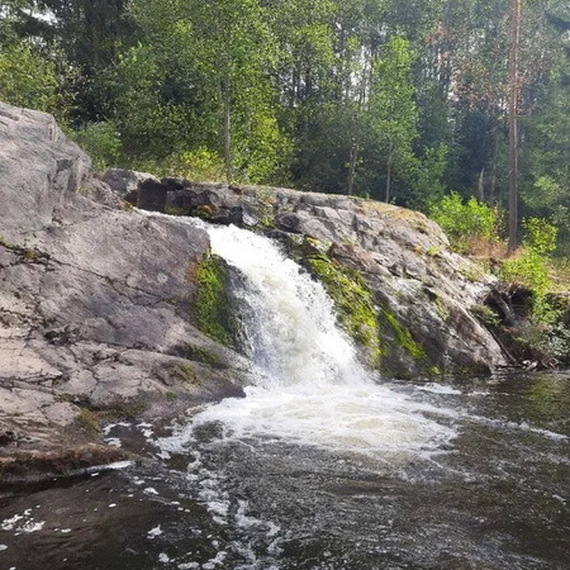 Небольшой водопад среди зелени леса в жаркий летний день. Фото 9