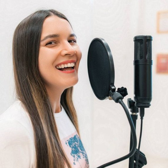 Женщина поет в студии звукозаписи в Москве, Россия, в ясный день. Главное фото