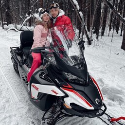 Зимний экстрим - катание на мощном канадском снегоходе