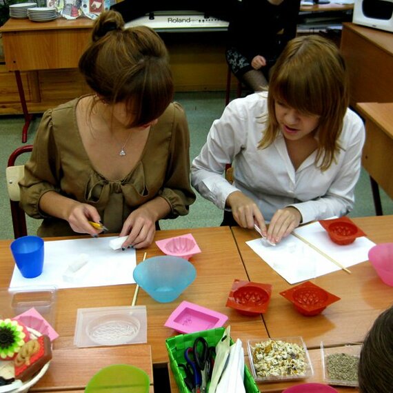 Две девушки занимаются рукоделием в классе художественных ремесел, создавая оригинальные поделки из различных материалов Две девушки занимаются рукоделием в классе художественных ремесел, создавая оригинальные поделки из различных материалов