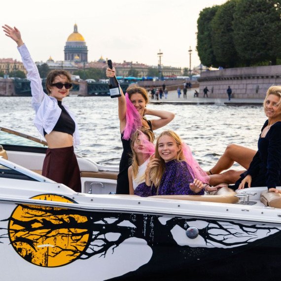 Группа людей на лодке в Санкт-Петербурге в вечернее время у реки