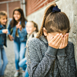 Буллинг в школе - как ребенку решать конфликты без драки