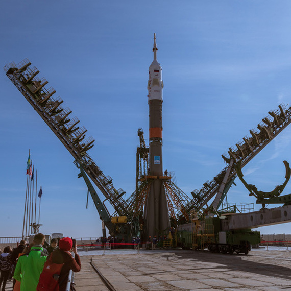 Ракета Союз готовится к запуску с космодрома Байконур в ясный день, наблюдатели собрались у стартовой площадки. Фото 37