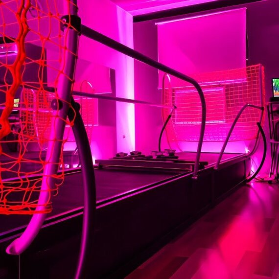 Студия с спортивным оборудованием для тренировки в светлом помещении