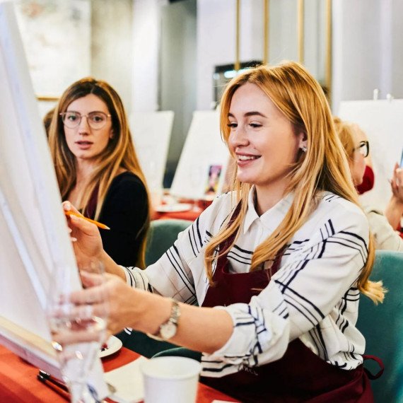 Рисование на вечеринке в кафе с участниками на занятии по искусству. Главное фото