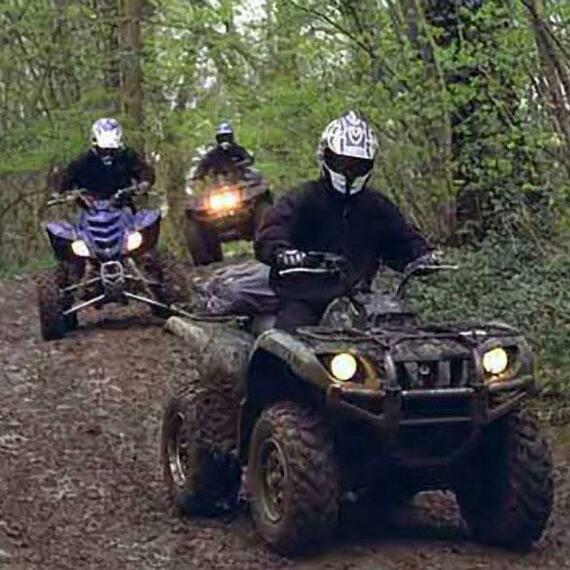 Экстремальная езда на квадроциклах по лесной грязевой тропе в солнечный день Экстремальная езда на квадроциклах по лесной грязевой тропе в солнечный день