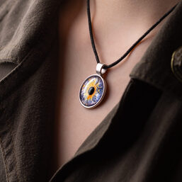 Украшение с фото радужки глаза